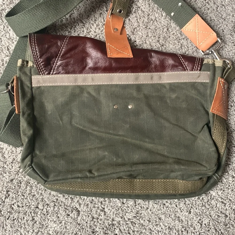 Alex M. Lynch Messenger Crossbody